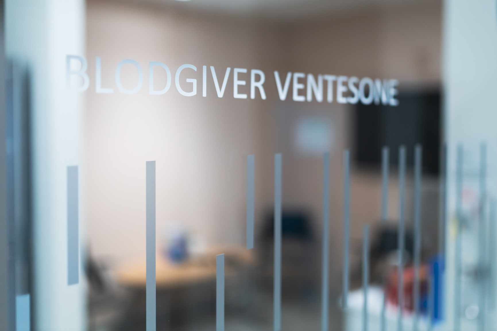 Et uskarpt bilde av et rom