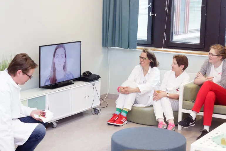 Helsepersonell som ser på TV. (Foto)