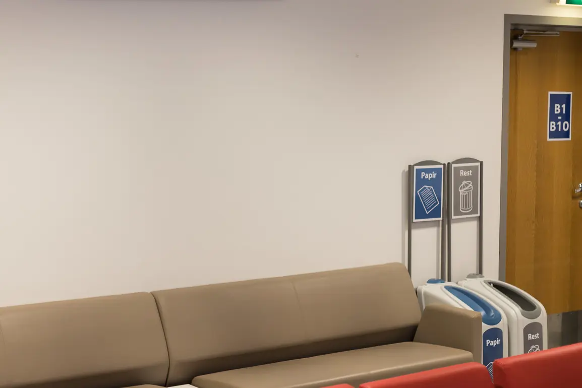 Skjerm på venterom. (Foto)