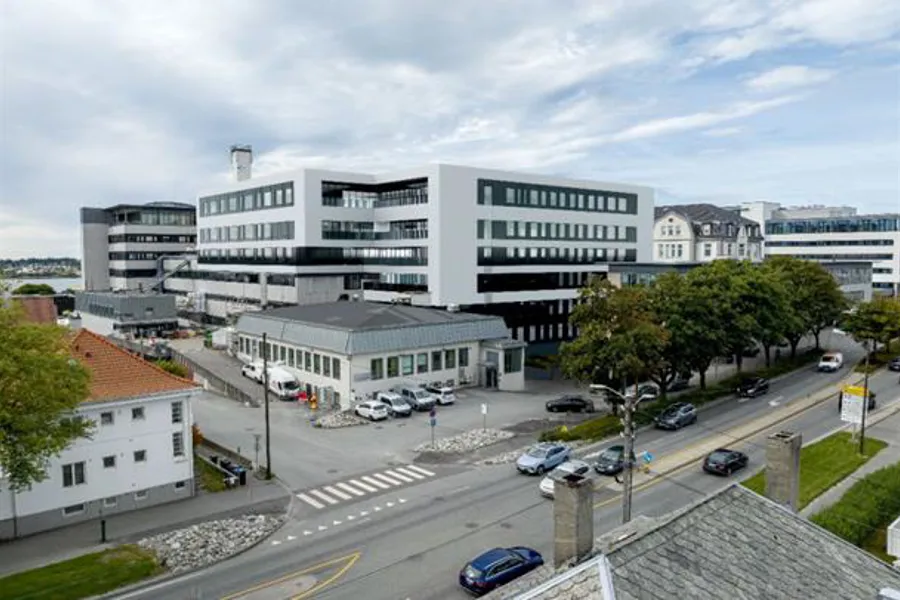 En parkeringsplass med biler og bygninger