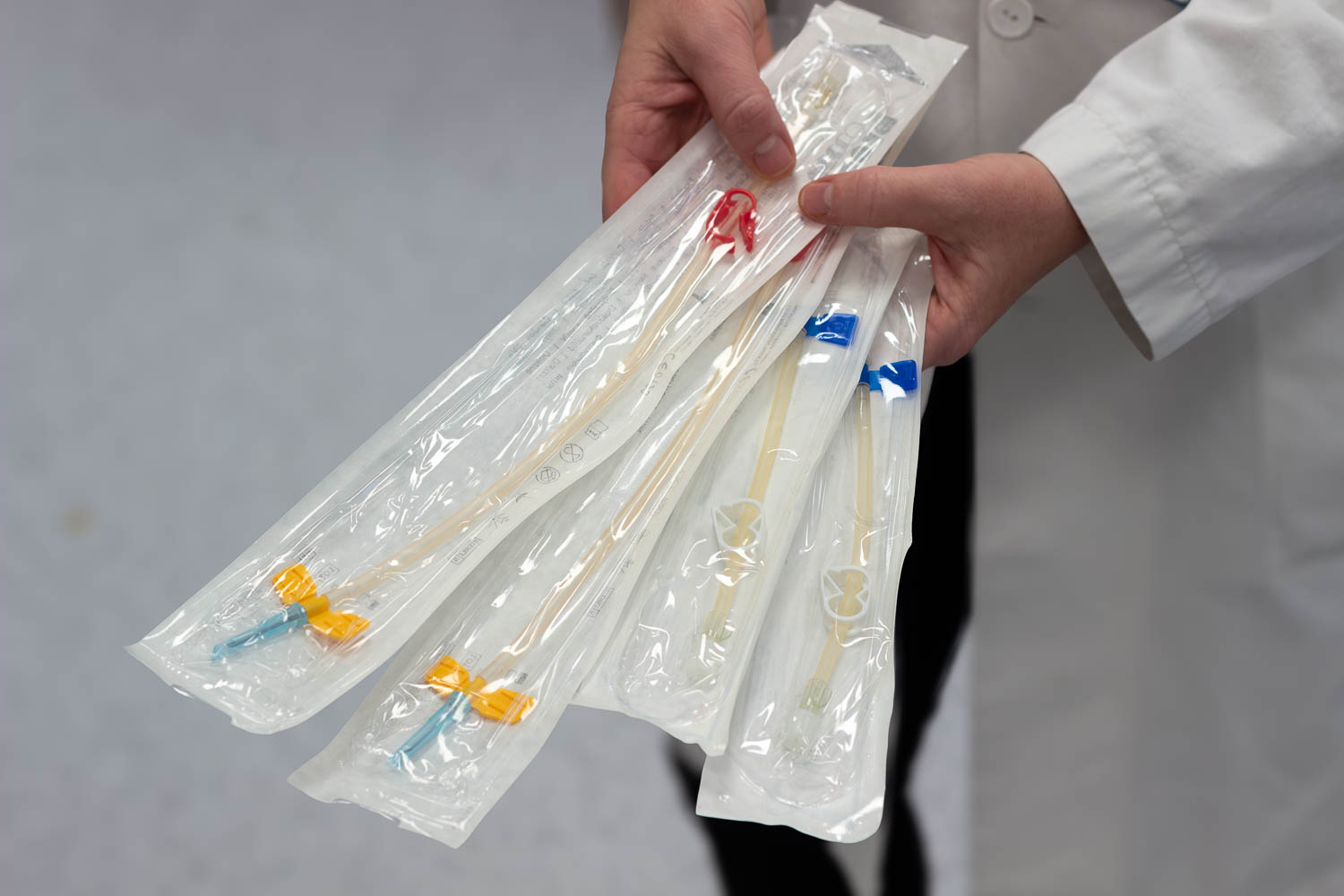 En person som holder dialyseutstyr