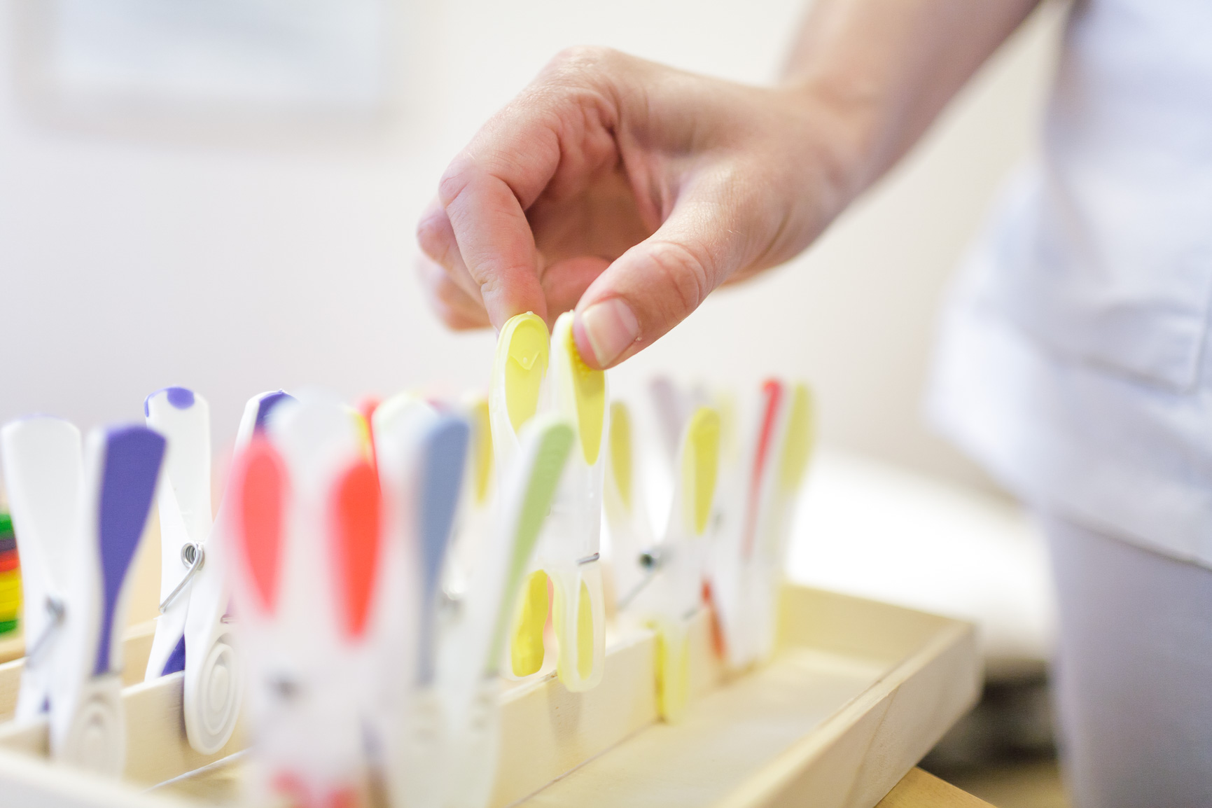 En person som holder en klesklype