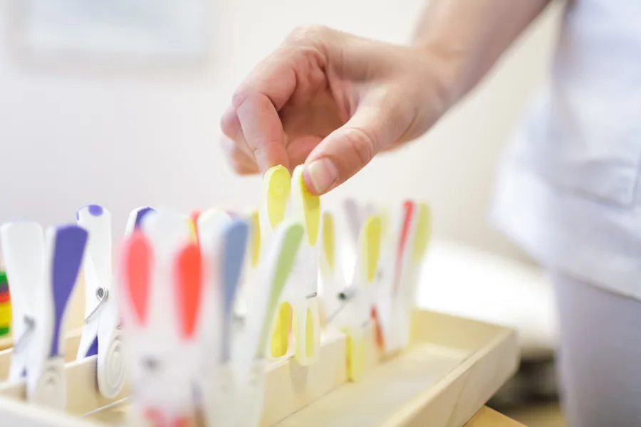 En person som holder en klesklype