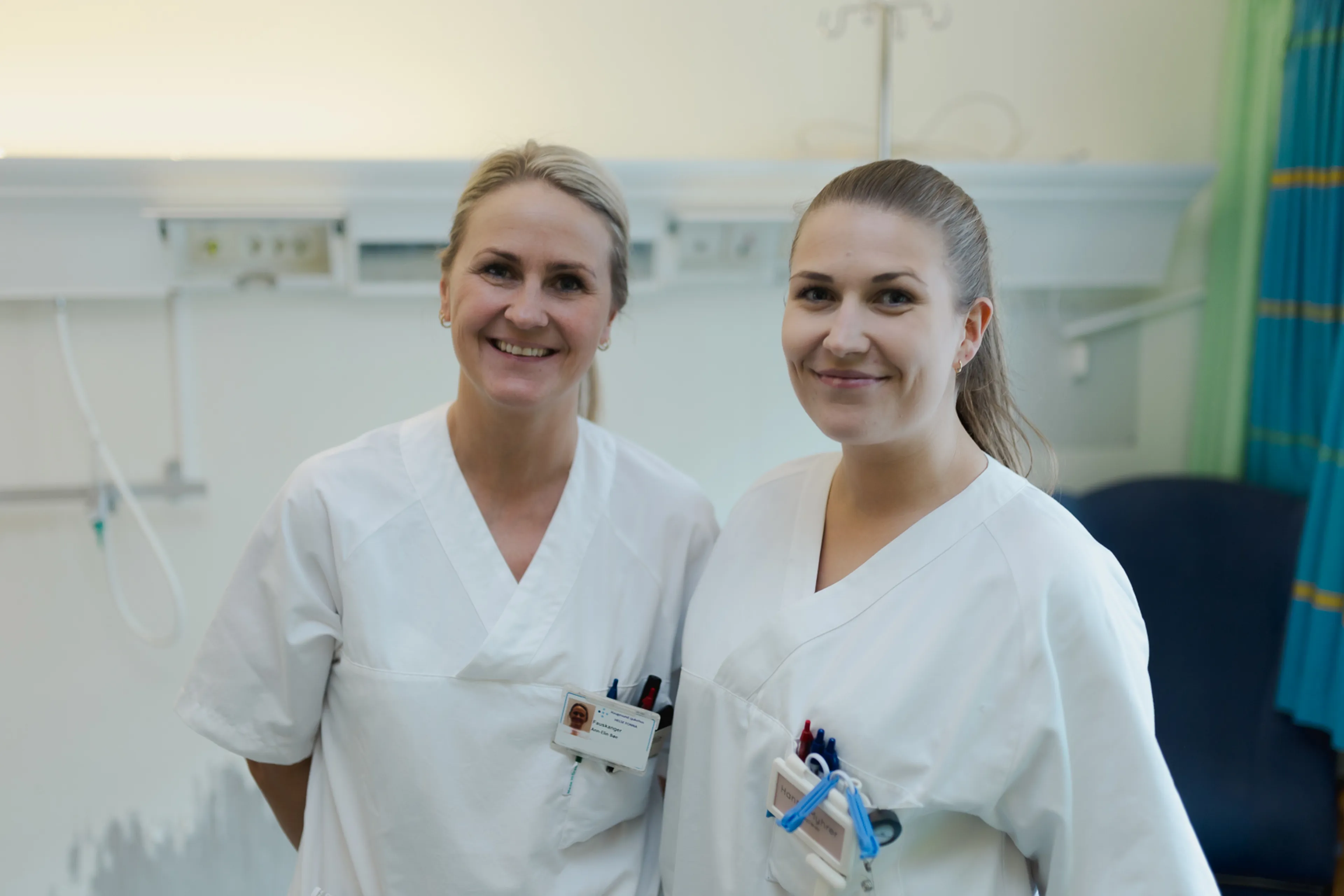 Et par kvinner i hvite laboratoriefrakker