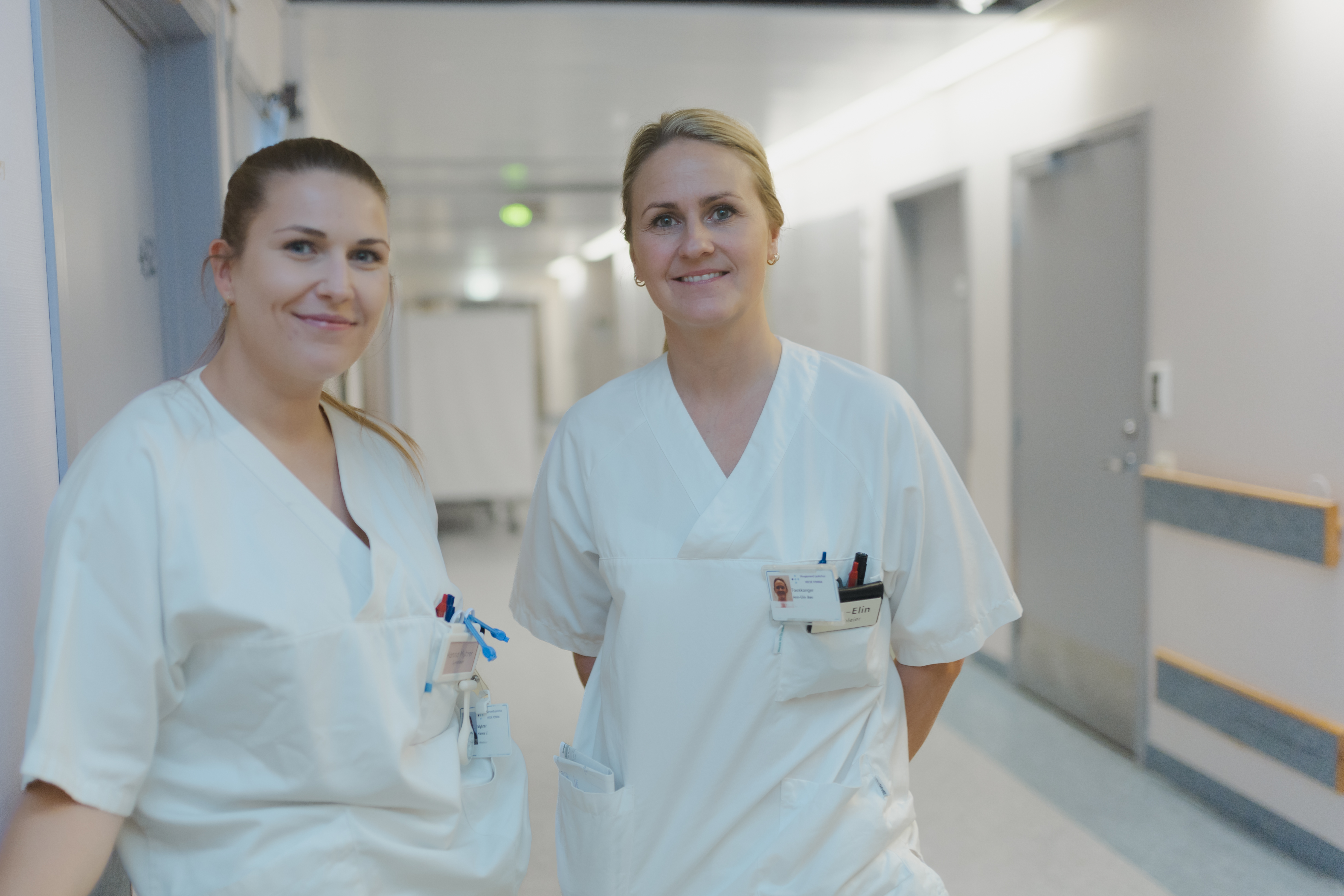 To sykepleiere i en korridor
