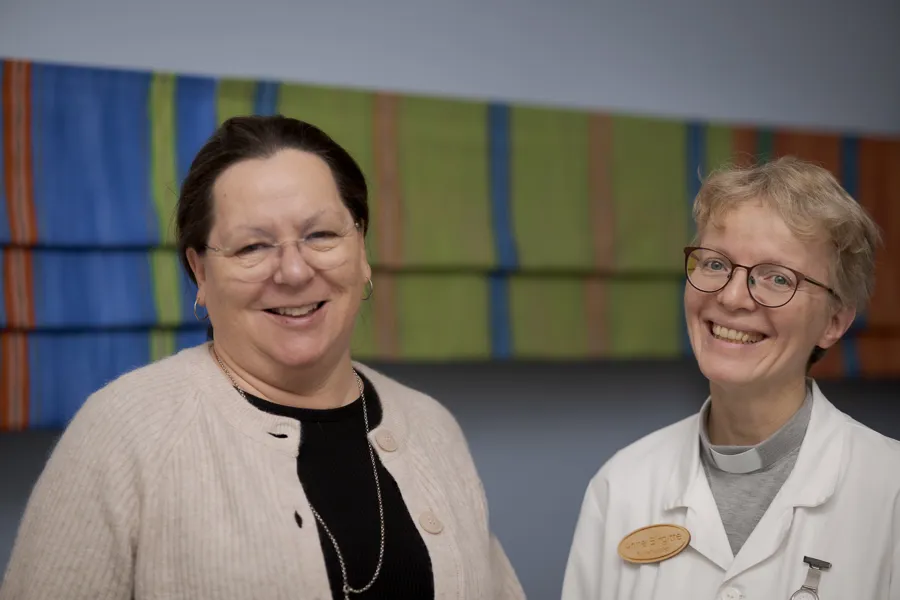 Middels bilde av kvinner som smiler