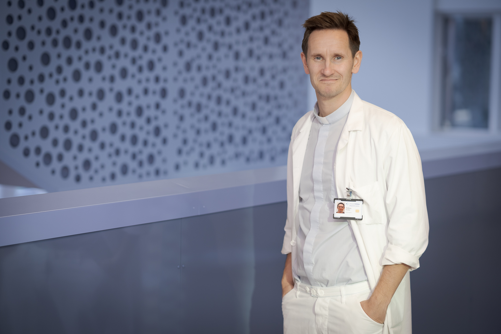 En mann iført hvit skjorte