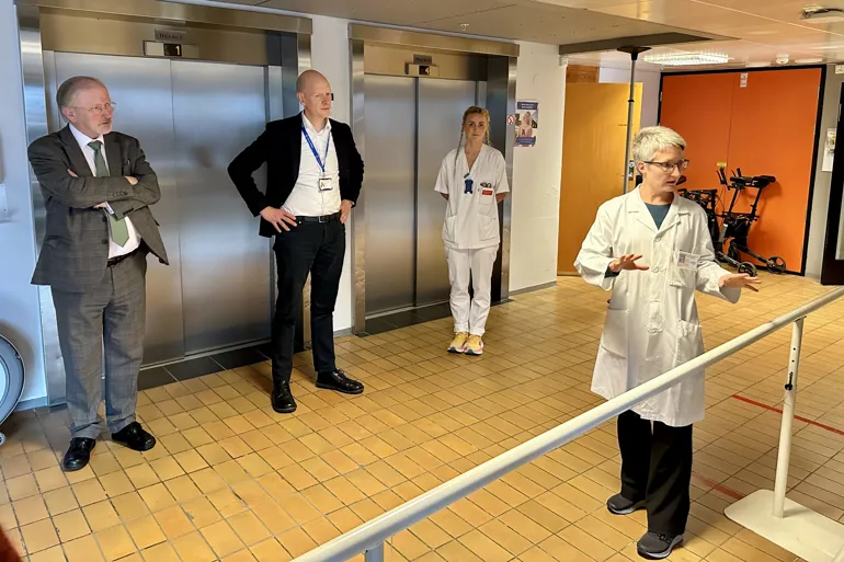 En gruppe mennesker i et rom