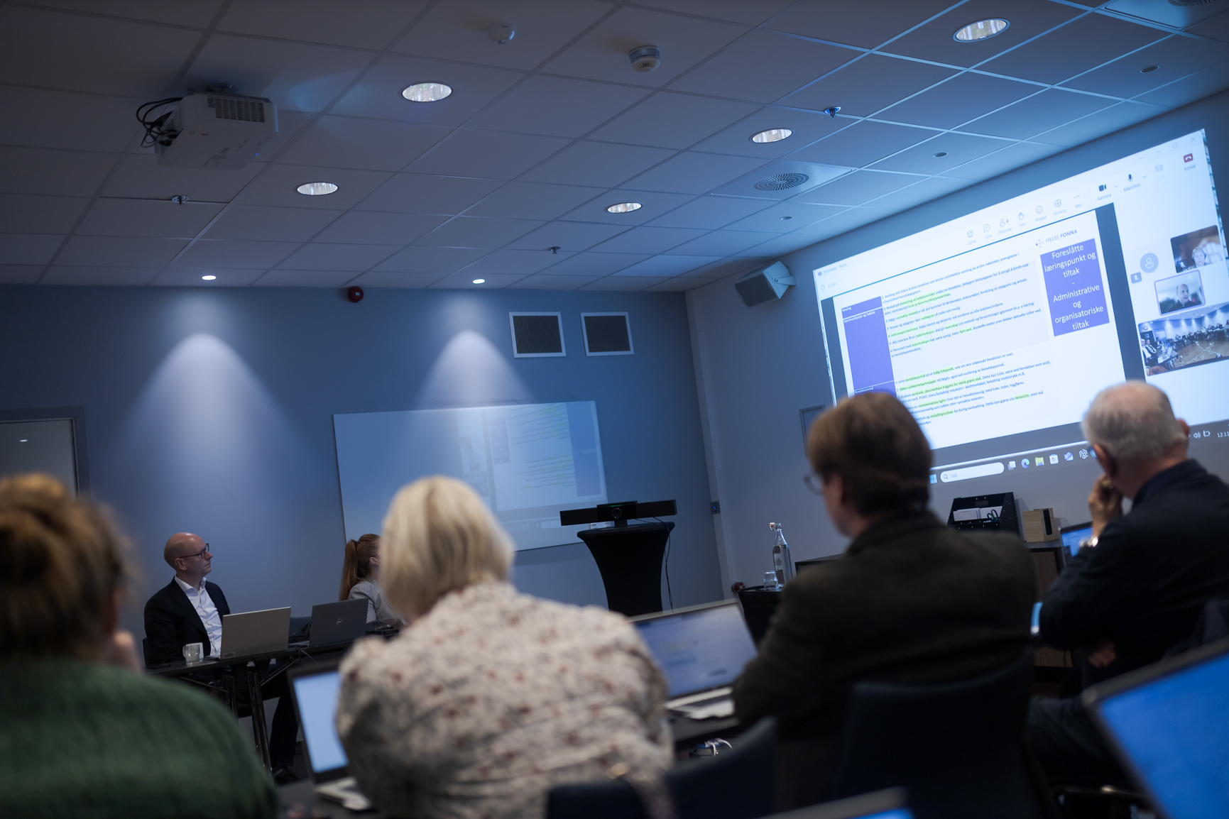 En gruppe personer i et møte