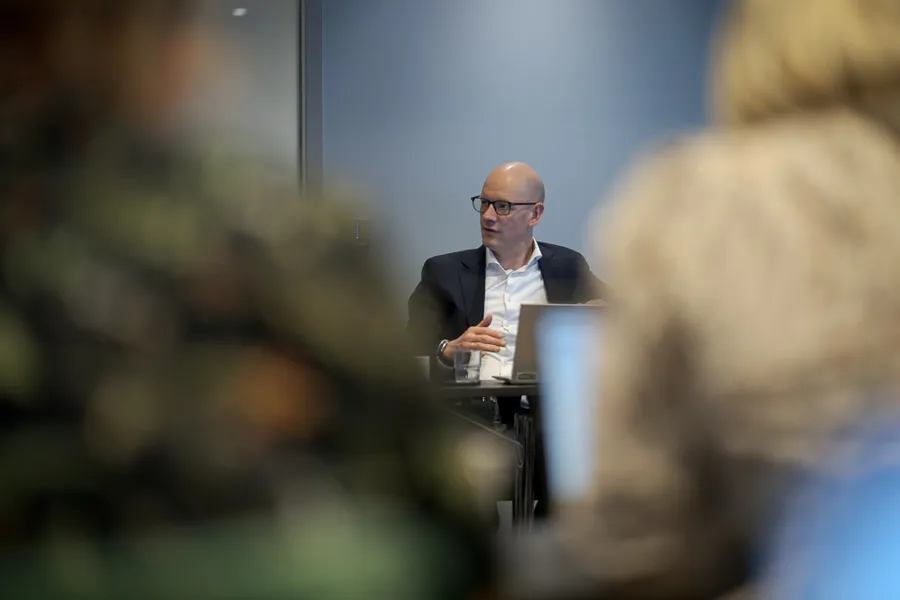 En mann som sitter ved et skrivebord