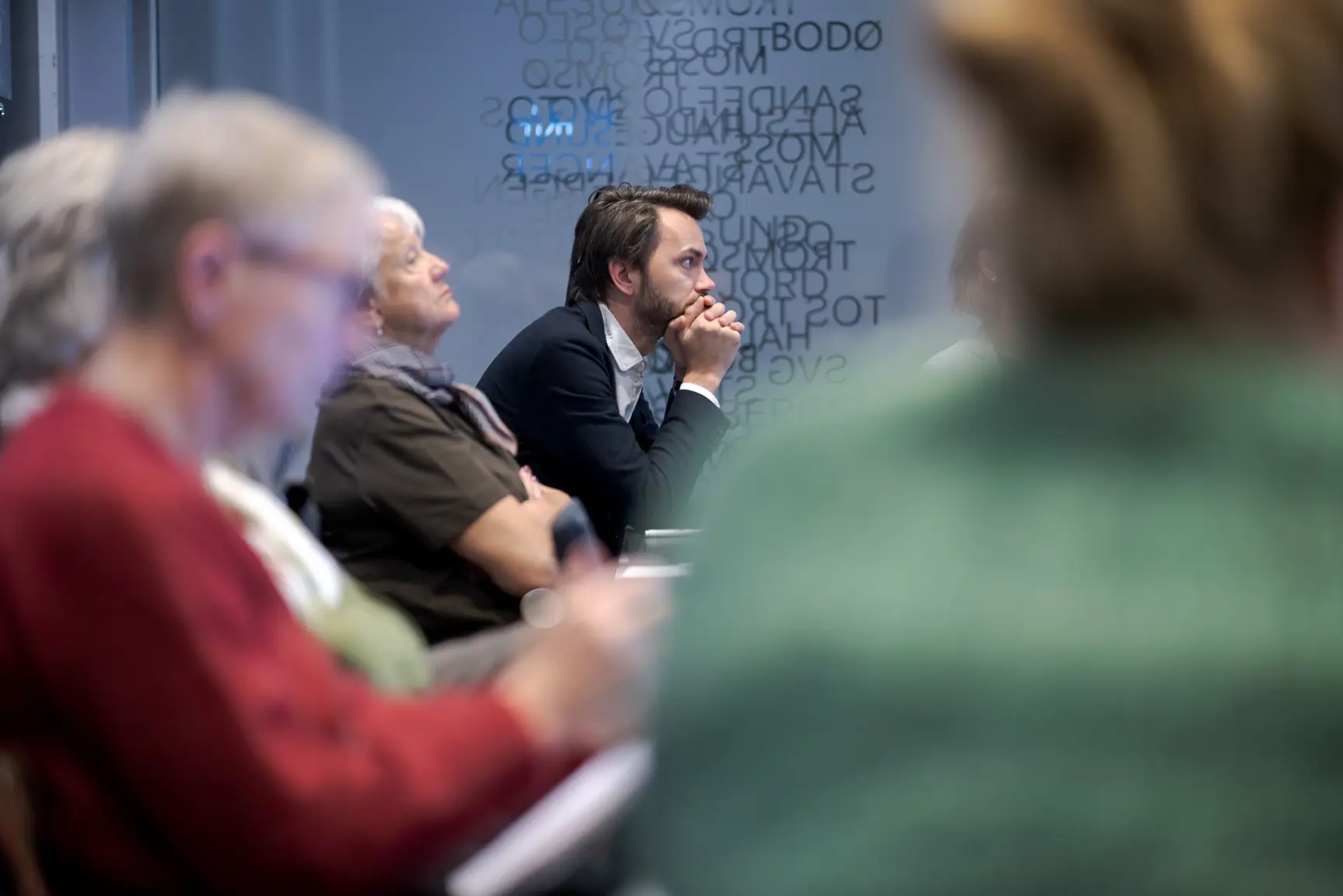 En gruppe menn som sitter i et rom