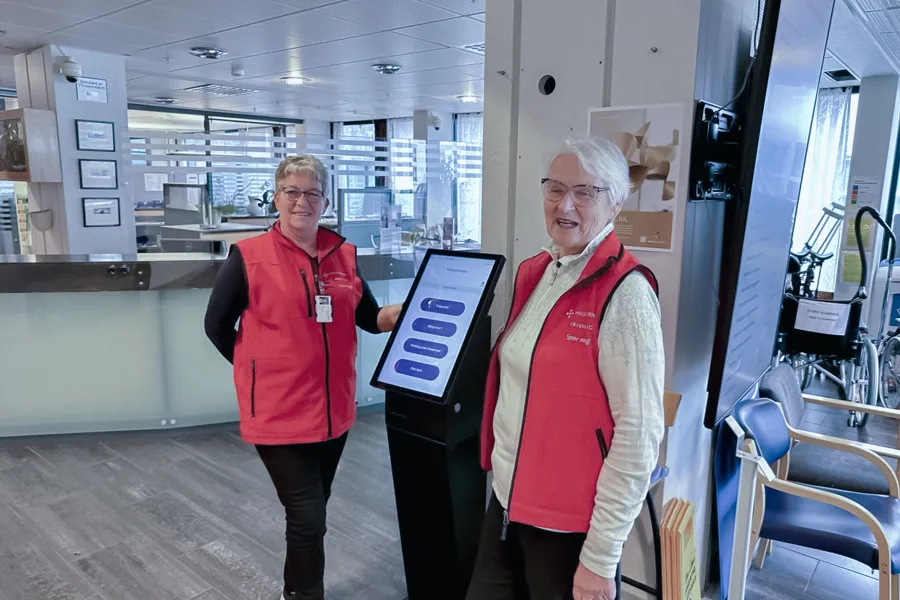 To kvinner i resepsjonsområde