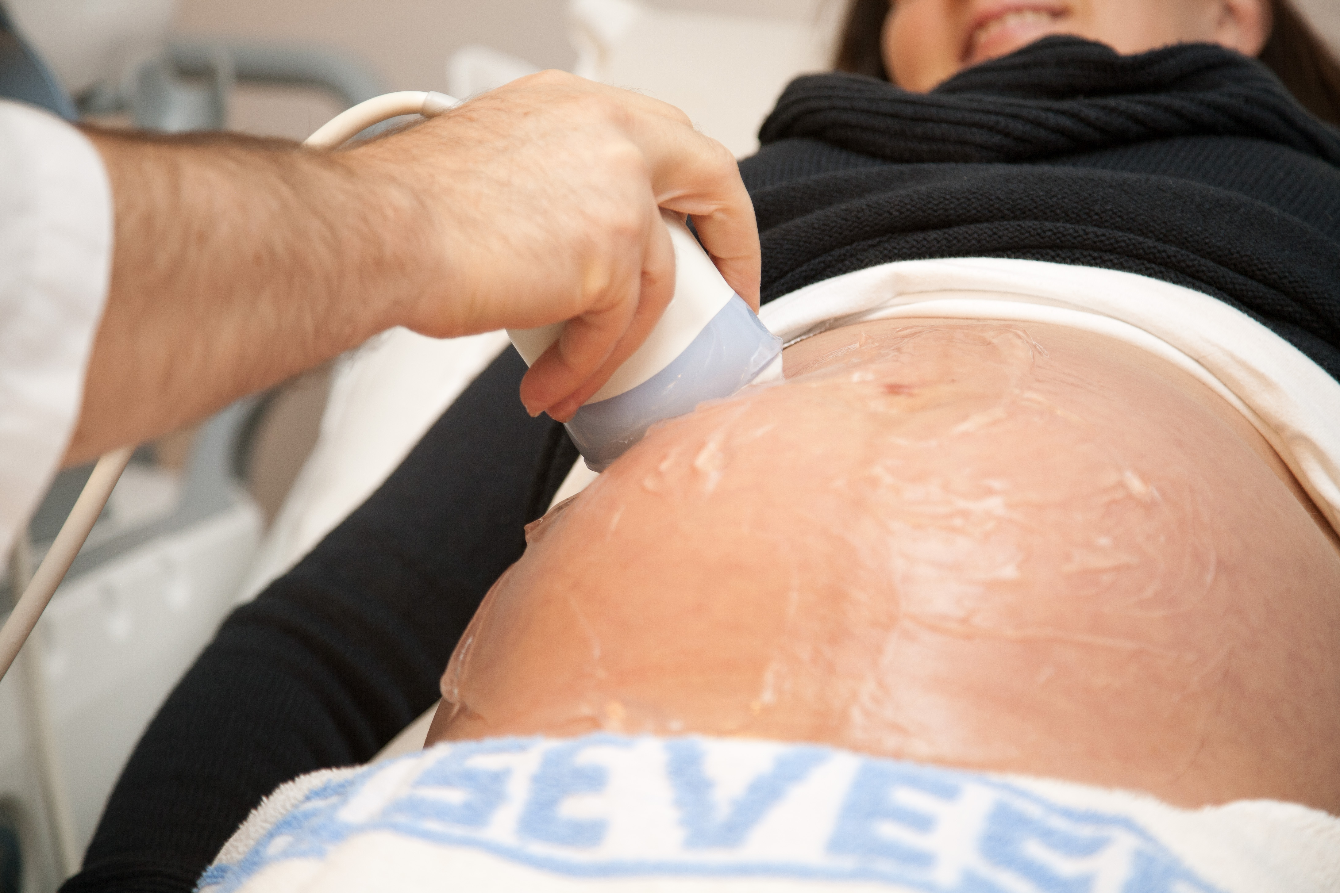 En person som holder en baby