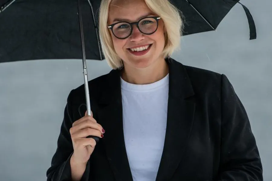 En mann som holder en paraply