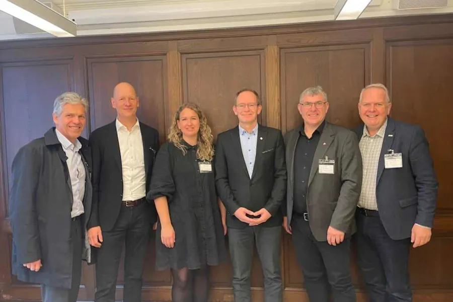 En gruppe mennesker som poserer for et bilde