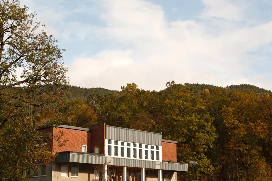 En bygning med trær på baksiden