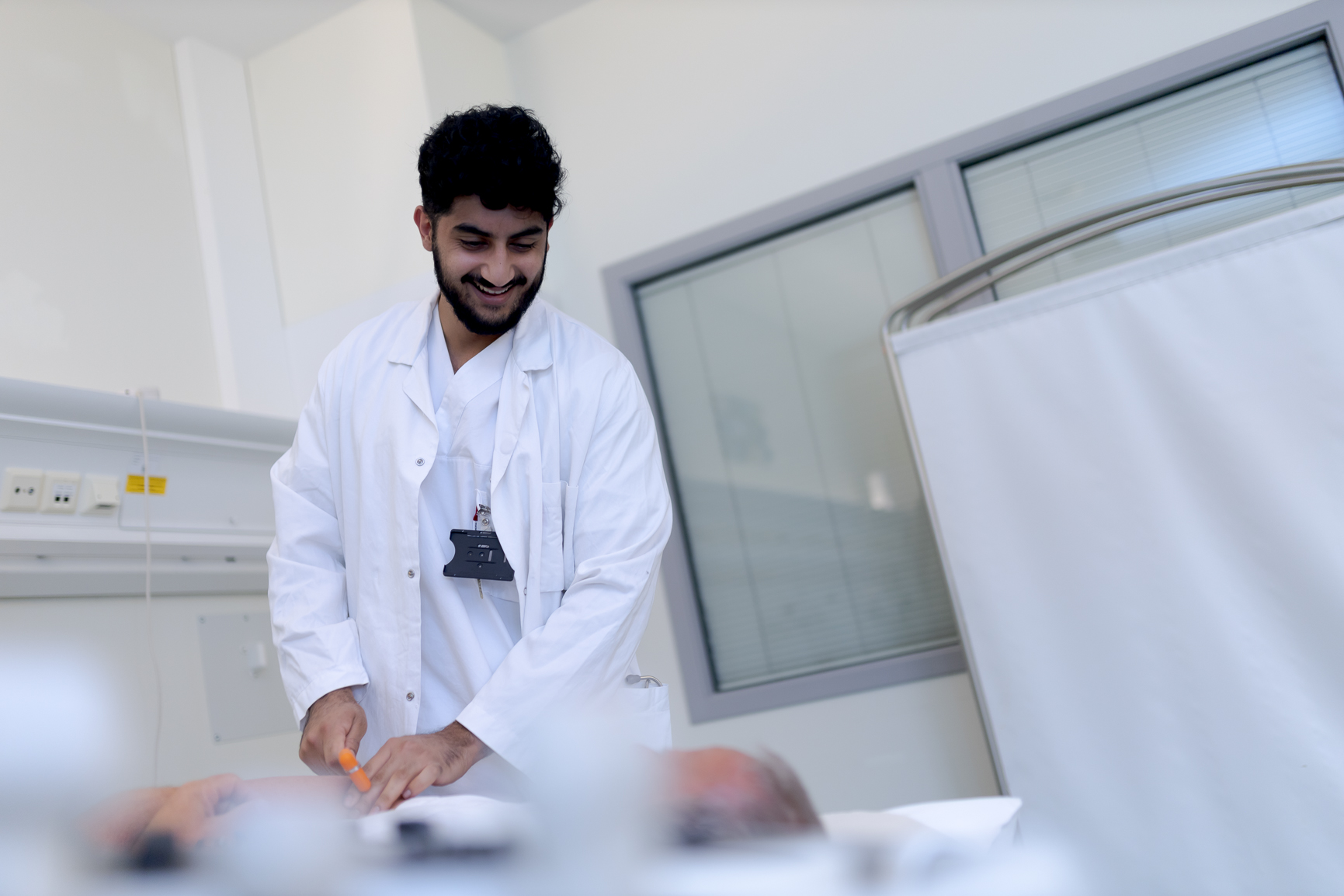 En lege i hvit frakk