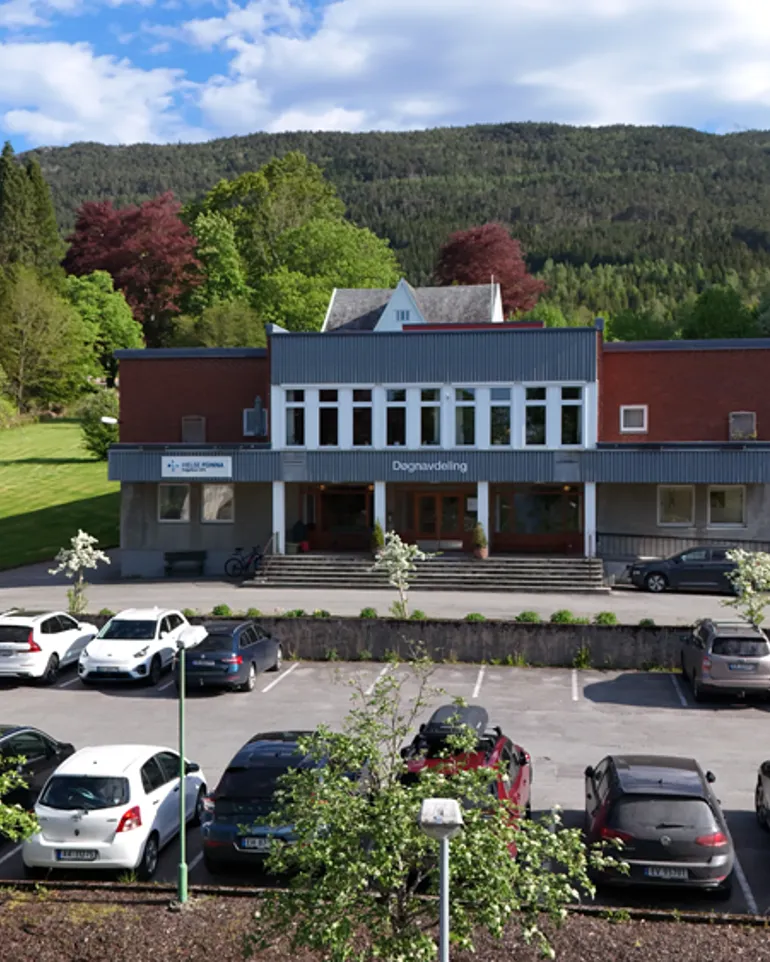 En bygning med parkeringsplass