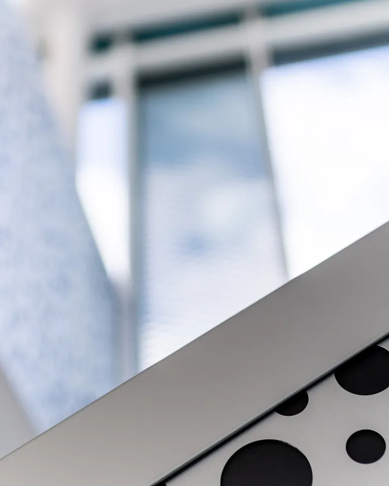 Et nærbilde av en datamaskin