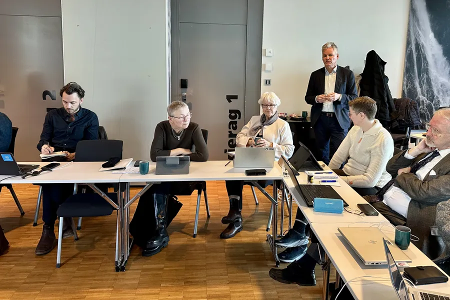 En gruppe mennesker som sitter ved bord