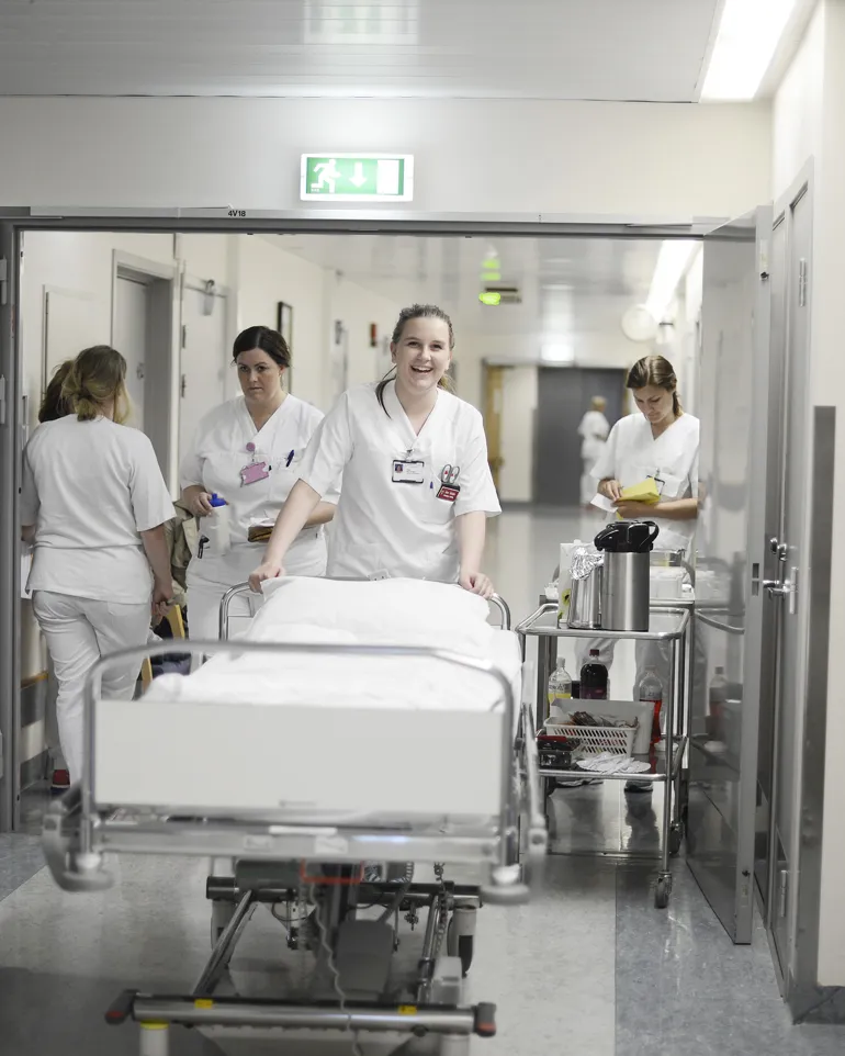 En gruppe mennesker i et rom