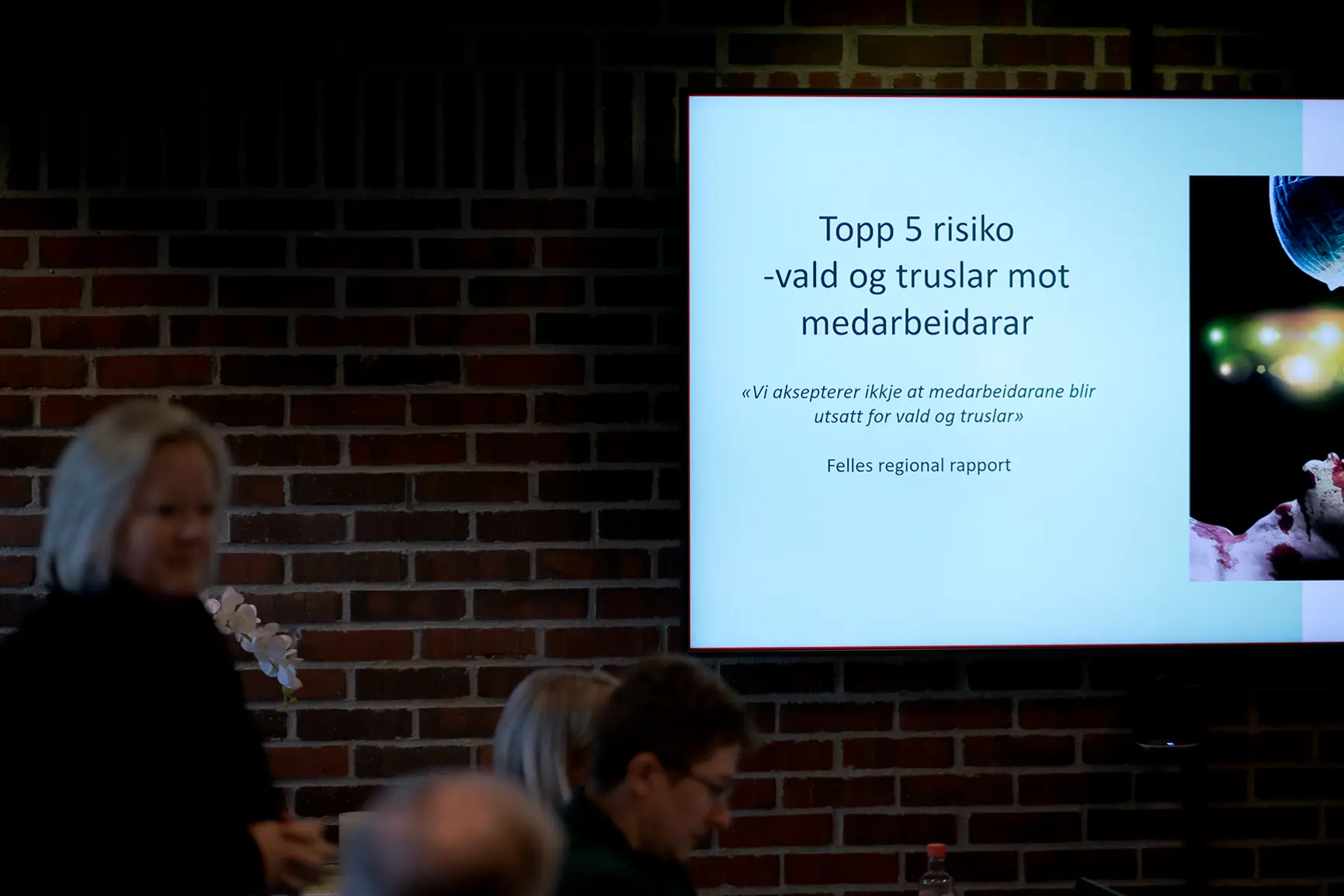 En person som holder en presentasjon