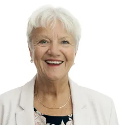 En mann med hvitt hår