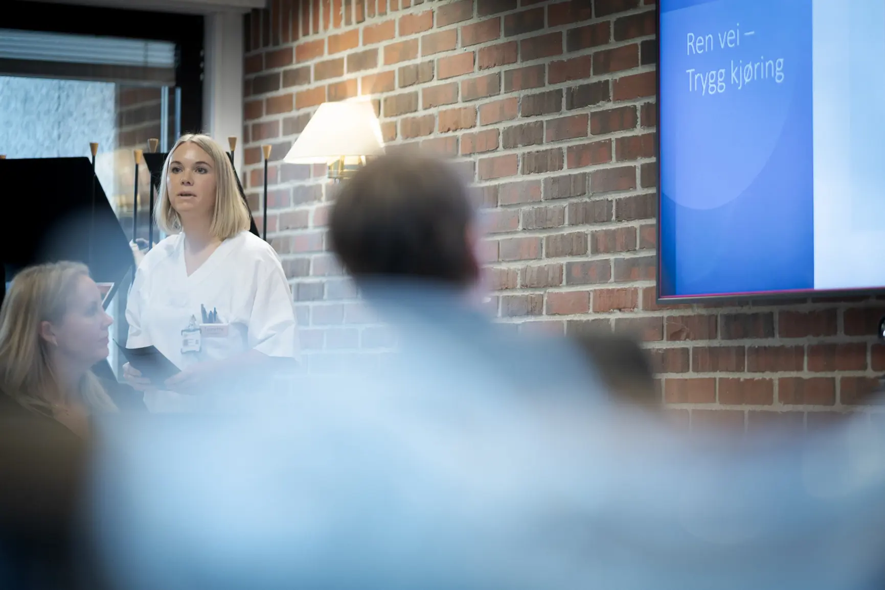 En gruppe mennesker i et rom