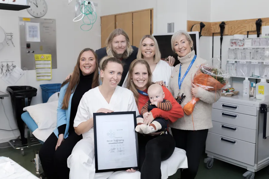 En gruppe kvinner som holder en baby