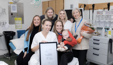 En gruppe kvinner som holder en baby