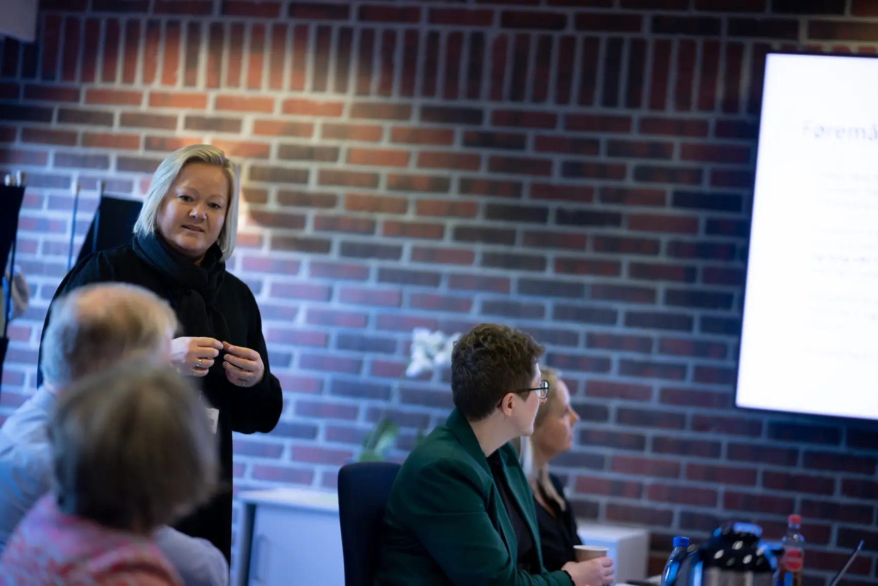 En person som snakker med en gruppe mennesker