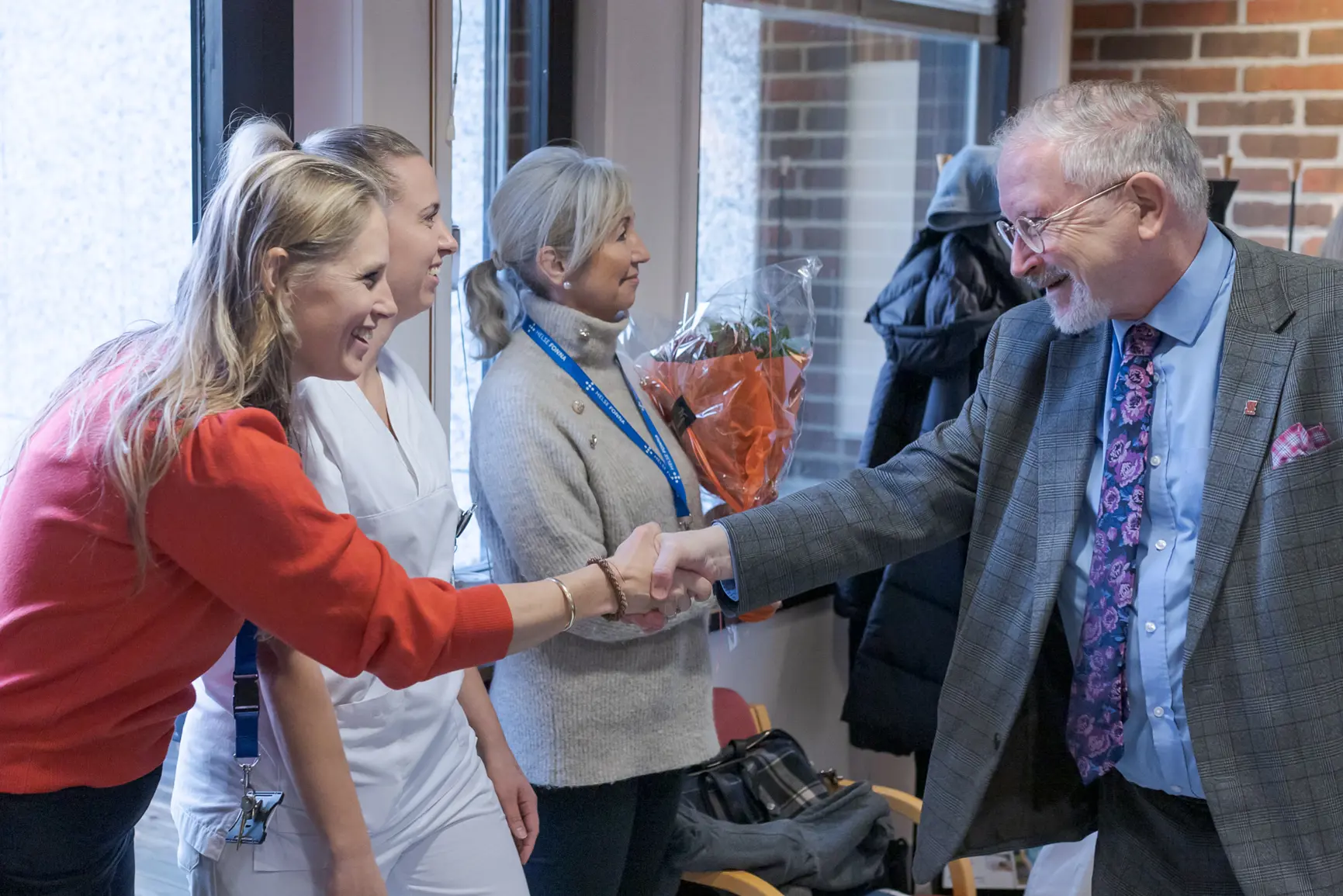 En gruppe mennesker som snakker