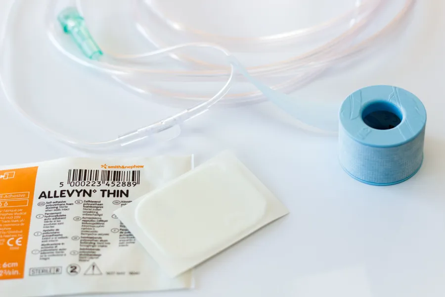 En medisinsk slange til maske, medisinsk tape og plaster