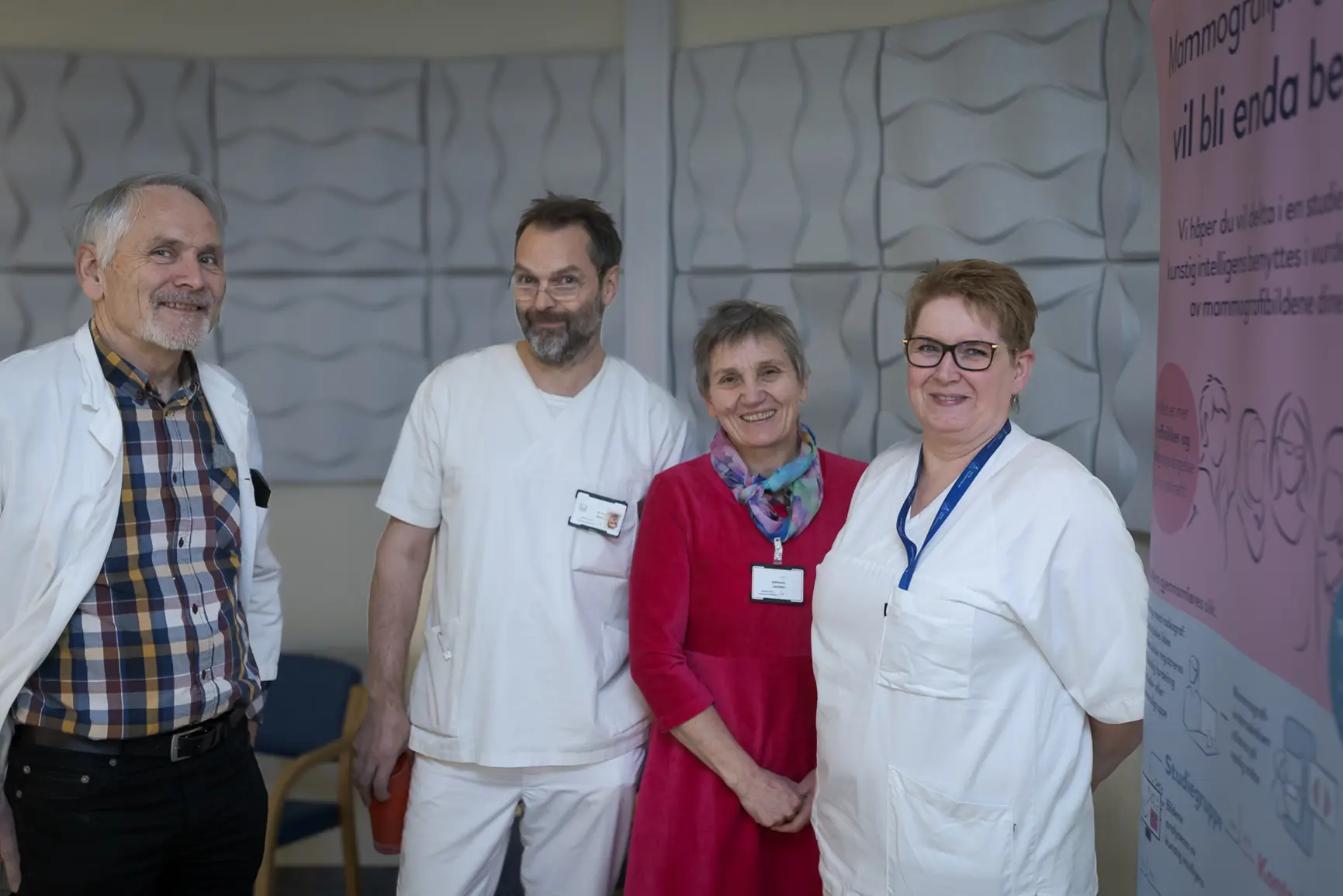 En gruppe mennesker som poserer for et bilde