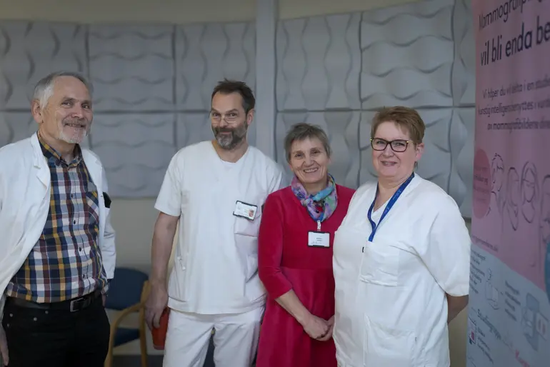 En gruppe mennesker som poserer for et bilde