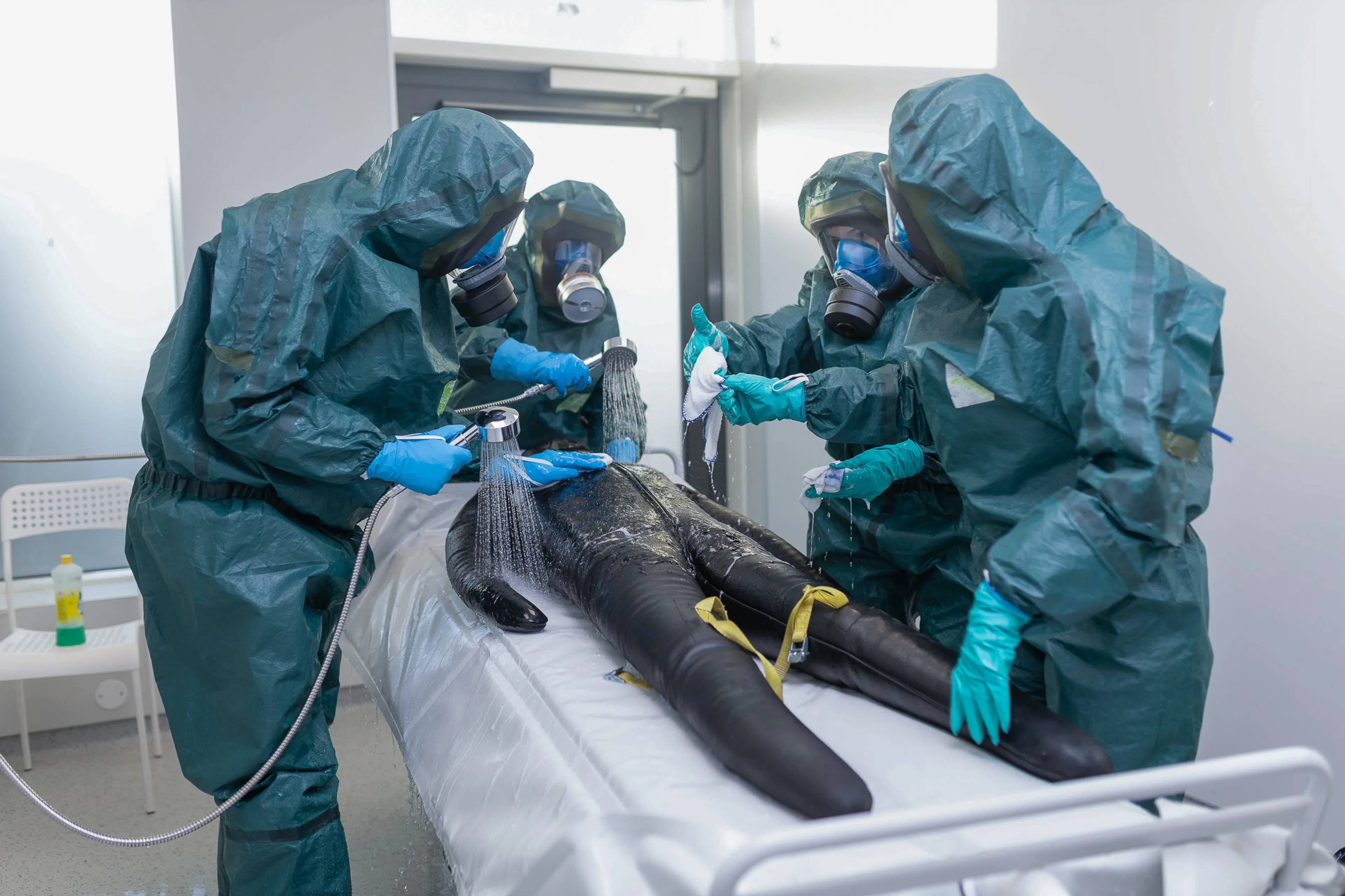 En gruppe mennesker i kirurgisk utstyr