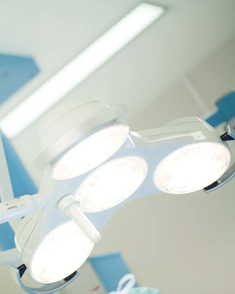 Et nærbilde av en operasjonslampe