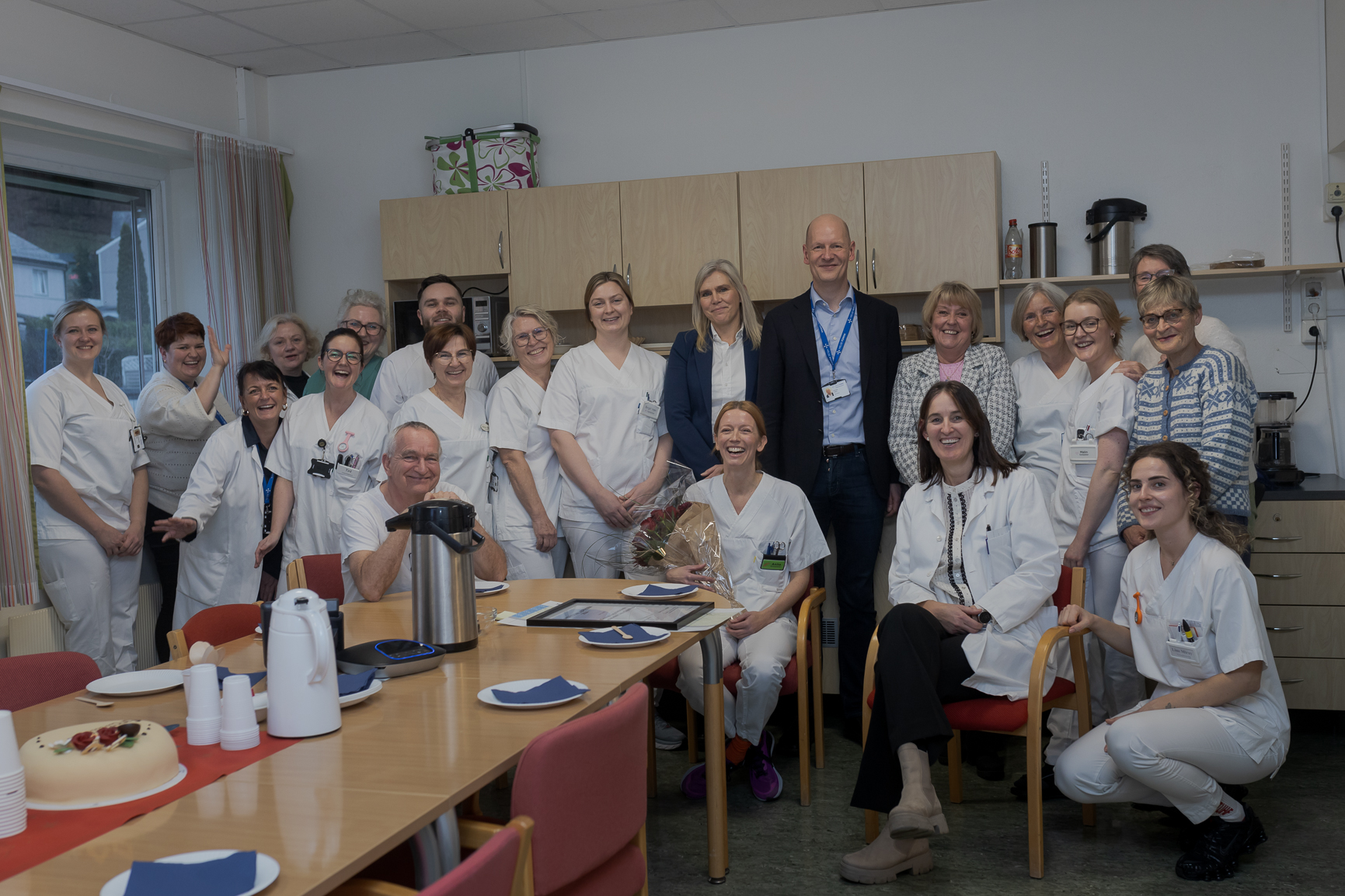 En gruppe mennesker som poserer for et bilde