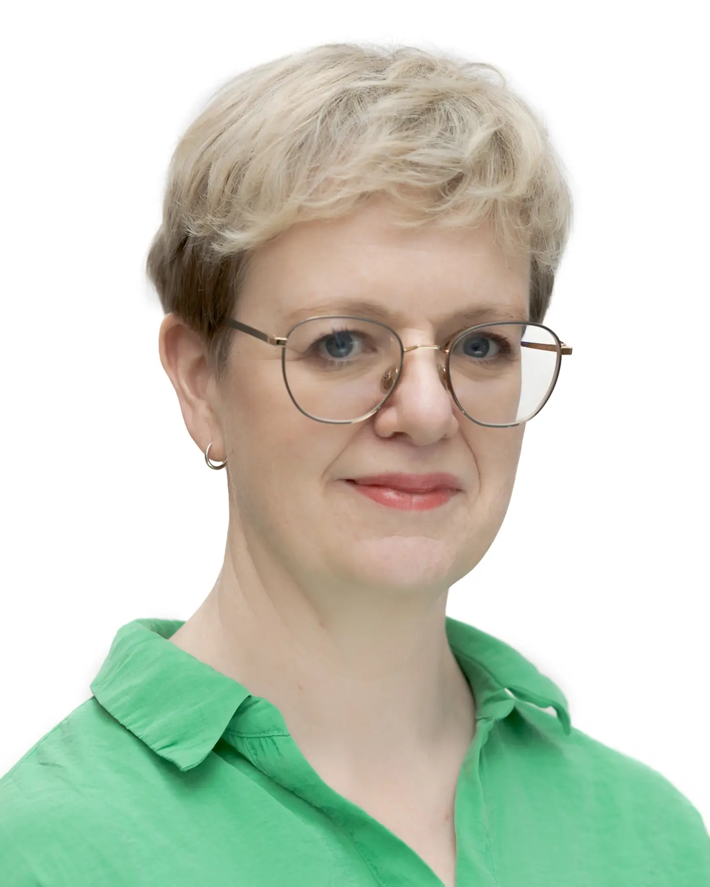 En kvinne som bruker briller