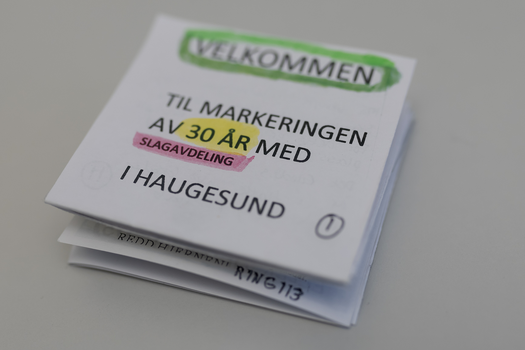 En hvit boks med grønn etikett