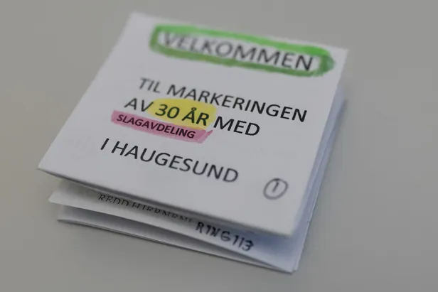 En hvit boks med grønn etikett