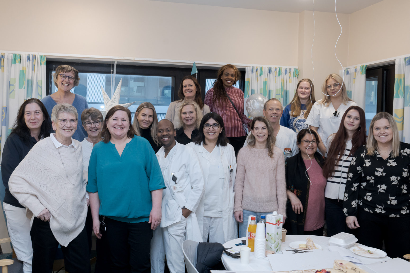 En gruppe mennesker som poserer for et bilde