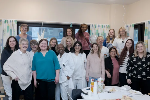 En gruppe mennesker som poserer for et bilde