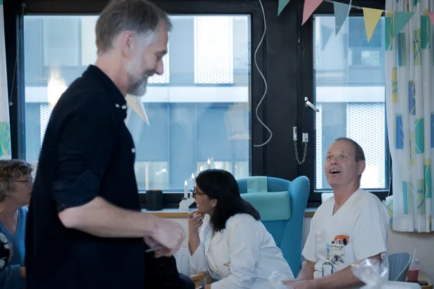 En mann som snakker med en gruppe mennesker