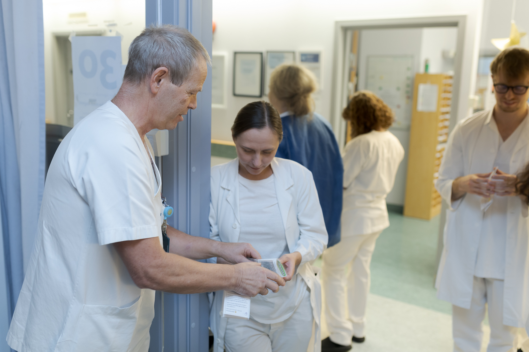 En lege som snakker med en pasient