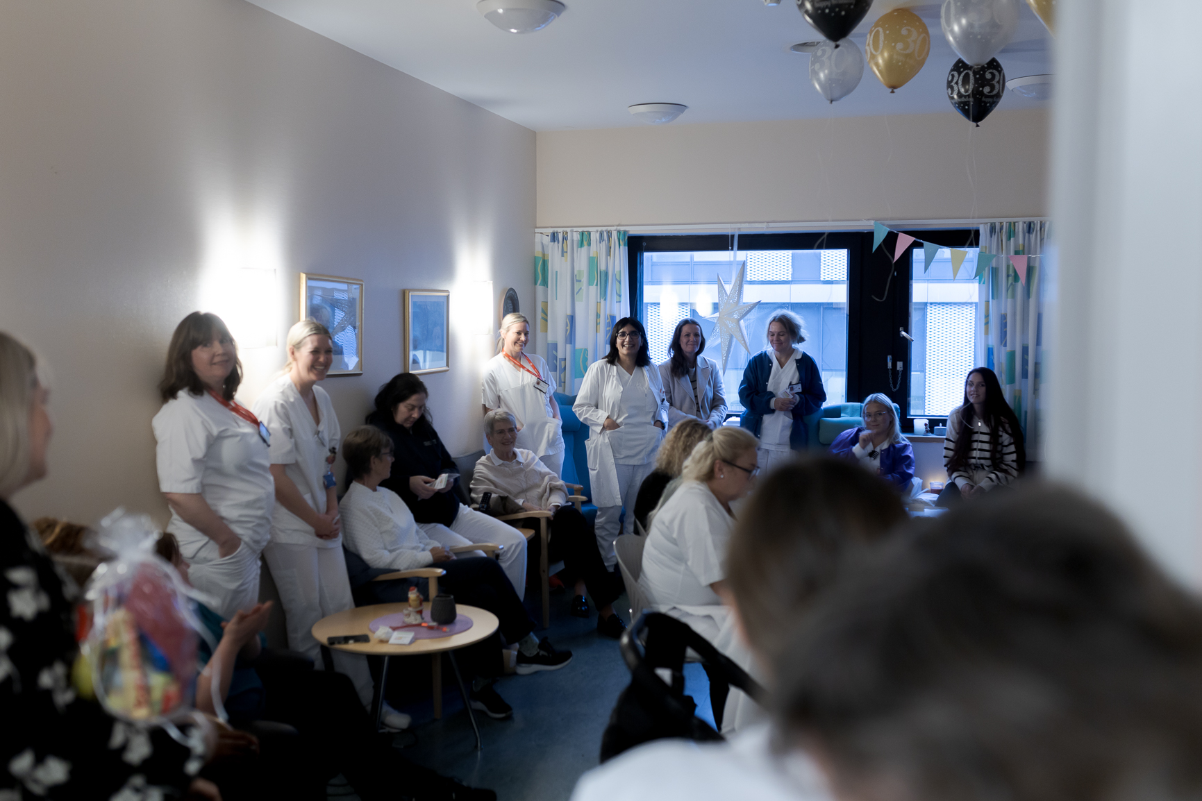 En gruppe personer i et rom