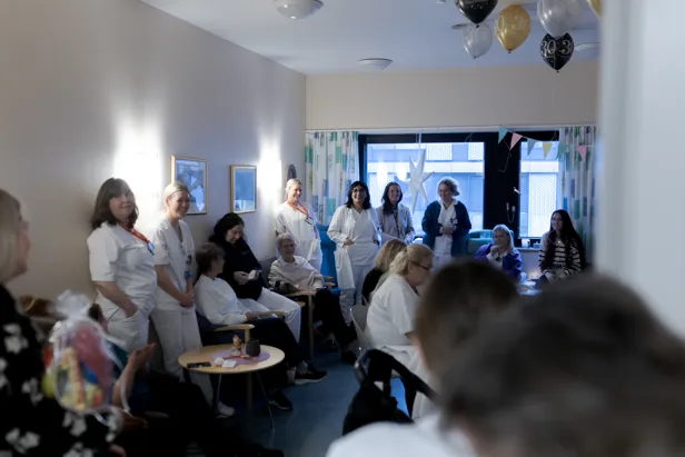 En gruppe personer i et rom