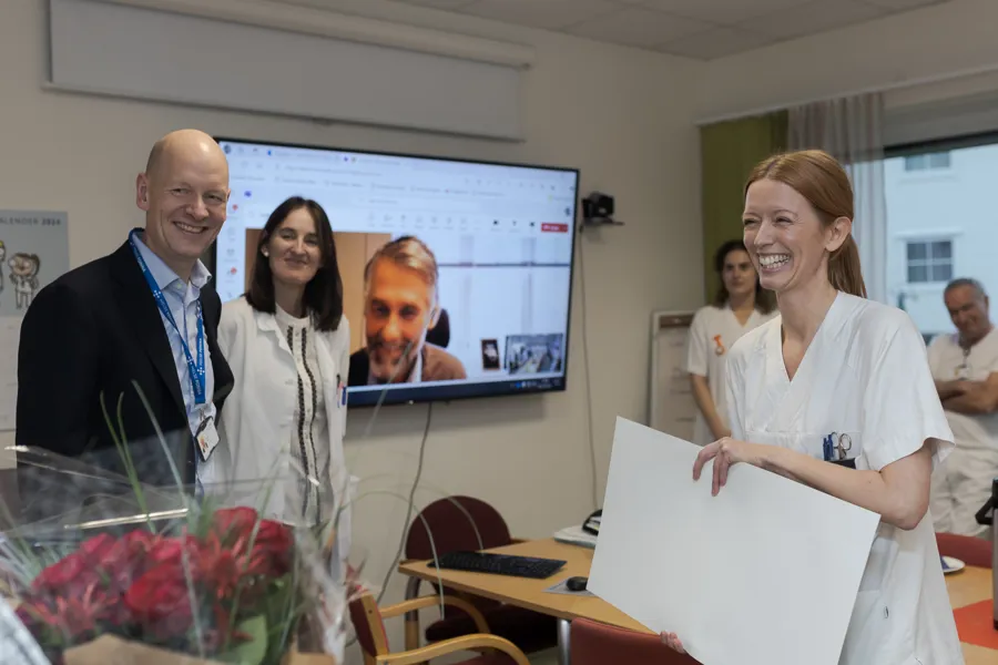 En mann og en kvinne som står foran en skjerm