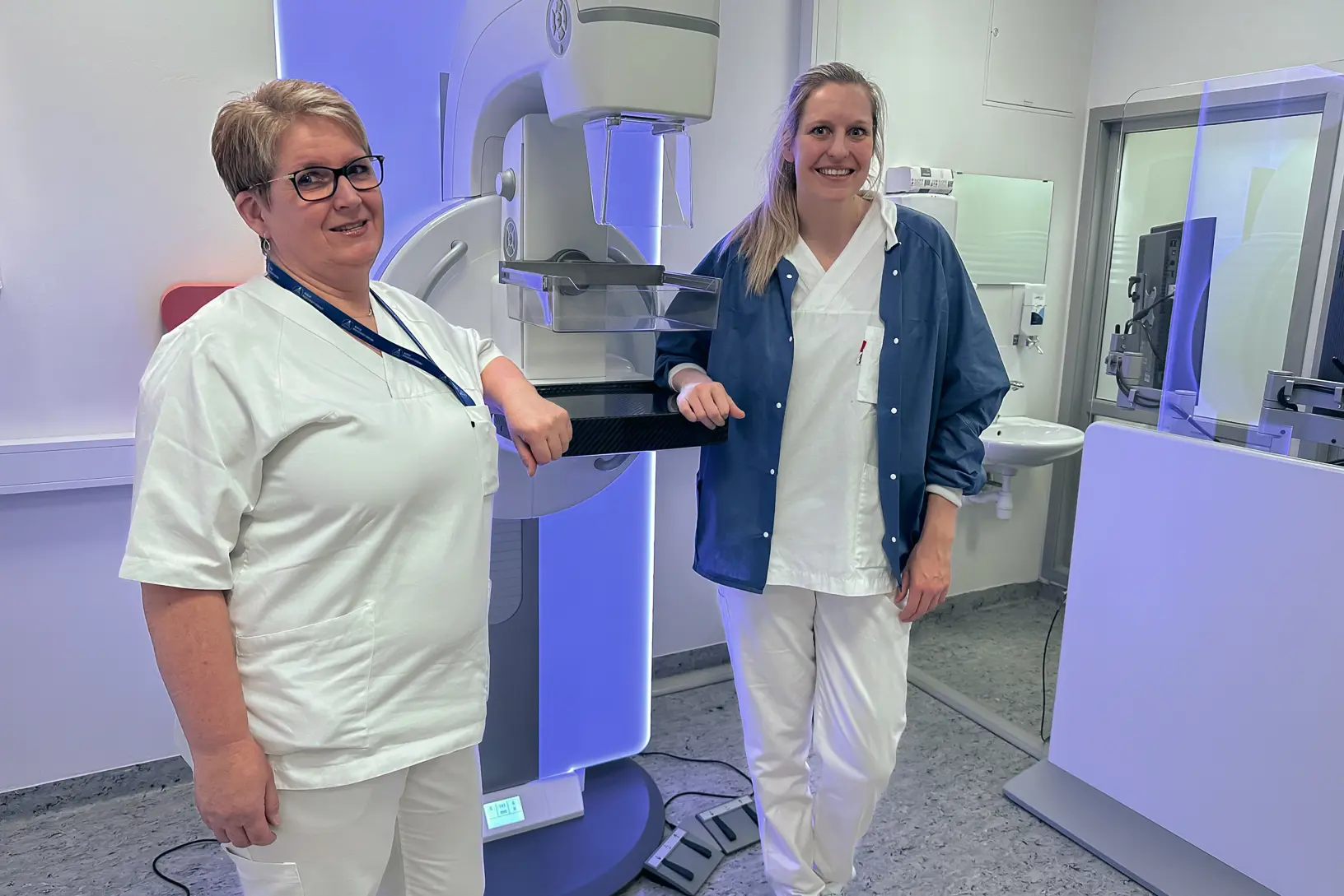 Et par kvinner i laboratoriefrakker