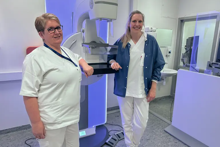 Et par kvinner i laboratoriefrakker